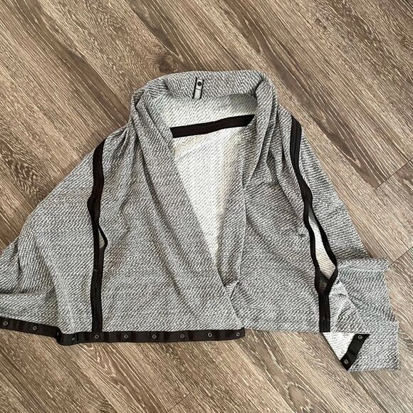 Lululemon customizable snap scarf - Picture 1 of 7